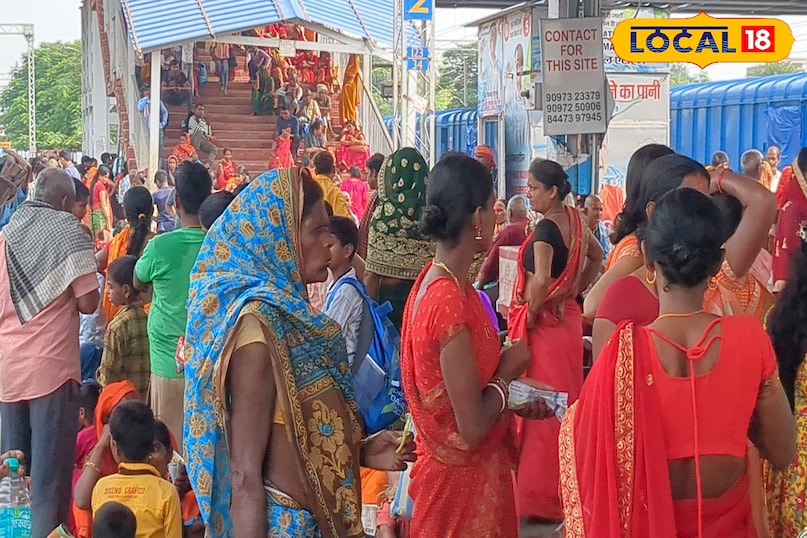 ट्रेन में सफर करते श्रद्धालु यात्री ट्रेन में सफर करते श्रद्धालु यात्री