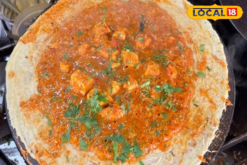 पनीर टिक्का डोसा (Paneer Tikka Dosa) नॉर्थ इंडियन स्वाद को साउथ इंडियन डिश में मिला दें, तो कुछ ऐसा ही बनता है। इसमें डोसे के अंदर मसालेदार और तंदूरी स्टाइल में तैयार पनीर टिक्का भरा जाता है। पनीर टिक्के की स्मोकी फ्लेवर और डोसे का हल्का खट्टा स्वाद एक शानदार जोड़ी बनाते हैं। यह शाकाहारी लोगों के लिए प्रोटीन से भरपूर एक हेवी और स्वादिष्ट विकल्प है। पनीर टिक्का डोसा (Paneer Tikka Dosa) नॉर्थ इंडियन स्वाद को साउथ इंडियन डिश में मिला दें, तो कुछ ऐसा ही बनता है। इसमें डोसे के अंदर मसालेदार और तंदूरी स्टाइल में तैयार पनीर टिक्का भरा जाता है। पनीर टिक्के की स्मोकी फ्लेवर और डोसे का हल्का खट्टा स्वाद एक शानदार जोड़ी बनाते हैं। यह शाकाहारी लोगों के लिए प्रोटीन से भरपूर एक हेवी और स्वादिष्ट विकल्प है।