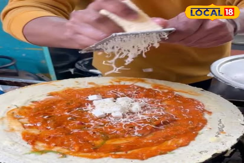 चीज़ डोसा (Cheese Dosa) पश्चिमी प्रभाव को स्थानीय स्वाद के साथ मिलाने का यह एक शानदार तरीका है। जैसा कि नाम से ही स्पष्ट है, इसमें डोसे के अंदर या ऊपर पिघलने वाली चीज़ डाली जाती है। गरमा-गरम डोसा जब आपके सामने आता है, तो उसमें से चीज़ की लंबी-लंबी तारें निकलती हैं। यह मसाला डोसा या प्लेन डोसा के साथ बनाया जा सकता है। चीज़ डोसा (Cheese Dosa) पश्चिमी प्रभाव को स्थानीय स्वाद के साथ मिलाने का यह एक शानदार तरीका है। जैसा कि नाम से ही स्पष्ट है, इसमें डोसे के अंदर या ऊपर पिघलने वाली चीज़ डाली जाती है। गरमा-गरम डोसा जब आपके सामने आता है, तो उसमें से चीज़ की लंबी-लंबी तारें निकलती हैं। यह मसाला डोसा या प्लेन डोसा के साथ बनाया जा सकता है।