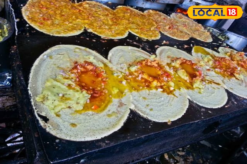 प्लेन डोसा तो एक क्लासिक है, लेकिन हैदराबाद की सड़कों पर डोसे का जो क्रिएटिव और शानदार कल्चर है, वह दुनिया में शायद ही कहीं और होगा। यहाँ सिर्फ 6 नहीं, बल्कि उससे भी ज़्यादा तरह के डोसे मिलते हैं, लेकिन हम आपको 6 सबसे लोकप्रिय और अनोखे वेरिएशन के बारे में बताते हैं। प्लेन डोसा तो एक क्लासिक है, लेकिन हैदराबाद की सड़कों पर डोसे का जो क्रिएटिव और शानदार कल्चर है, वह दुनिया में शायद ही कहीं और होगा। यहाँ सिर्फ 6 नहीं, बल्कि उससे भी ज़्यादा तरह के डोसे मिलते हैं, लेकिन हम आपको 6 सबसे लोकप्रिय और अनोखे वेरिएशन के बारे में बताते हैं।