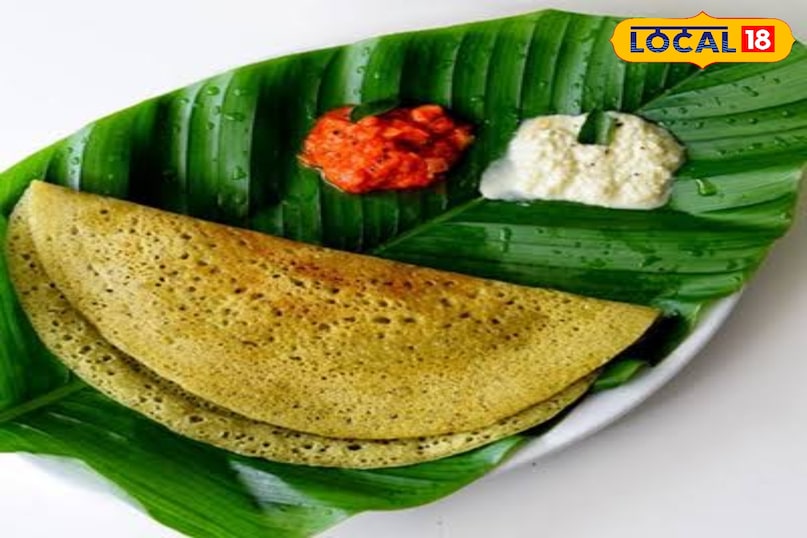 पुदीना डोसा (Pudina Dosa) यह उन लोगों के लिए एक रिफ्रेशिंग विकल्प है जो थोड़ा अलग और ताज़ा स्वाद चाहते हैं। इसे बनाने के लिए डोसे के बैटर में पुदीने (मिंट) की चटनी मिलाई जाती है या फिर डोसा बनाते समय उसके ऊपर पुदीने की पत्तियाँ और मसाले डाले जाते हैं। पुदीना डोसा (Pudina Dosa) यह उन लोगों के लिए एक रिफ्रेशिंग विकल्प है जो थोड़ा अलग और ताज़ा स्वाद चाहते हैं। इसे बनाने के लिए डोसे के बैटर में पुदीने (मिंट) की चटनी मिलाई जाती है या फिर डोसा बनाते समय उसके ऊपर पुदीने की पत्तियाँ और मसाले डाले जाते हैं।