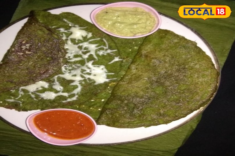 पेसर्ट डोसा (Pessert Dosa ) यह उन लोगों के लिए है जिन्हें मीठा खाने का शौक है।यह एक मीठा डोसा है। इसे पेसर्ट भी कहा जाता है। इसे बनाने के लिए डोसे के आटे में चीनी मिलाई जाती है या बनने के बाद उस पर चीनी, गुड़ या चॉकलेट सॉस छिड़क दी जाती है। कुछ जगहों पर इसे घी और गुड़ के साथ भी परोसा जाता है। यह बच्चों की सबसे पसंदीदा वैरायटी है। पेसर्ट डोसा (Pessert Dosa ) यह उन लोगों के लिए है जिन्हें मीठा खाने का शौक है।यह एक मीठा डोसा है। इसे पेसर्ट भी कहा जाता है। इसे बनाने के लिए डोसे के आटे में चीनी मिलाई जाती है या बनने के बाद उस पर चीनी, गुड़ या चॉकलेट सॉस छिड़क दी जाती है। कुछ जगहों पर इसे घी और गुड़ के साथ भी परोसा जाता है। यह बच्चों की सबसे पसंदीदा वैरायटी है।
