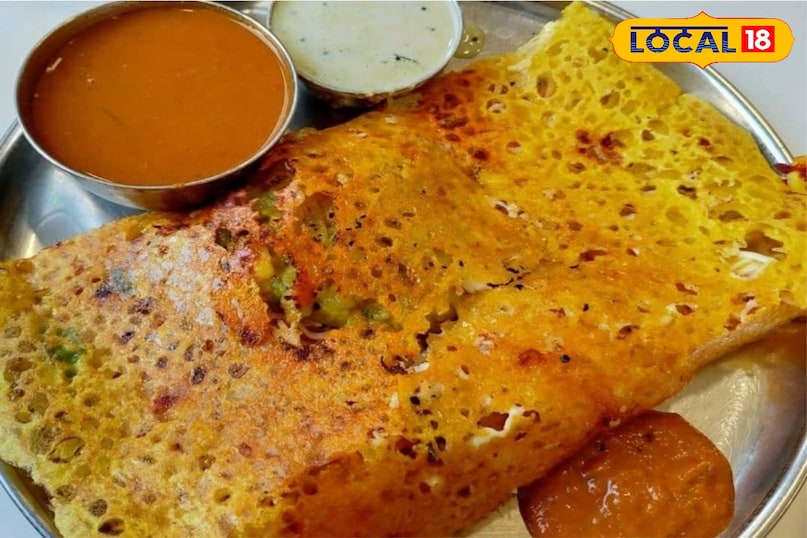 रवा डोसा (Rava Dosa) हालाँकि यह पूरे दक्षिण भारत में मशहूर है, लेकिन हैदराबाद की सड़कों पर इसकी एक अलग ही पहचान है। यह सूजी (रवा), मैदा और चावल के आटे से बनता है। इसे बैटर को फैलाए बिना, सीधे तवे पर छिड़क कर बनाया जाता है। रवा डोसा (Rava Dosa) हालाँकि यह पूरे दक्षिण भारत में मशहूर है, लेकिन हैदराबाद की सड़कों पर इसकी एक अलग ही पहचान है। यह सूजी (रवा), मैदा और चावल के आटे से बनता है। इसे बैटर को फैलाए बिना, सीधे तवे पर छिड़क कर बनाया जाता है।