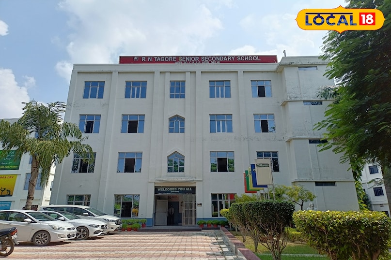 आर एन टैगोर सीनियर सेकेंडरी स्कूल शिक्षा के साथ संस्कार भी देने का कार्य किया जाता है। 