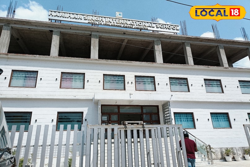 हरिहर सिंह इंटरनेशनल स्कूल जो आधुनिक शिक्षा देने का कार्य कर रहा है। 