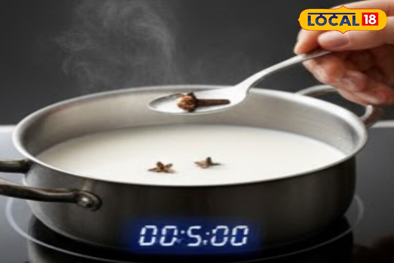 लौंग अपने एनाल्जेसिक यानी दर्द निवारक गुणों के लिए जानी जाती है. दांतों के दर्द, मसूड़ों की सूजन या बदबू जैसी समस्या में लौंग वाला दूध फायदेमंद होता है. इसमें मौजूद यूजेनॉल तत्व दर्द को शांत करता है और मुंह के बैक्टीरिया को खत्म करता है. रात में सोने से पहले गुनगुना लौंग दूध पीने से दांतों में आराम मिलता है और संक्रमण से सुरक्षा रहती है. यह न केवल मुंह की सफाई में मदद करता है बल्कि शरीर में कैल्शियम की कमी भी पूरी करता है, जिससे दांत और हड्डियाँ मजबूत बनती हैं. 