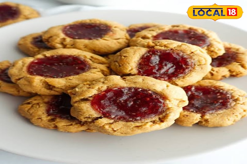 Peanut Butter and Jam Thumbprint Cookies: These cookies will be liked not only by children but also by adults. The sight of them is so attractive that one feels like eating it. The special feeling of being homemade and the salty-sweet balance is delicious. Beat butter and sugar until slightly puffed. Mix peanut butter and flour in it and knead a soft dough. Make small balls and make a hole in the middle with your thumb and fill them with fruit jam of your choice. Bake for 15-20 minutes at 180°C. Peanut Butter and Jam Thumbprint Cookies: These cookies will be liked not only by children but also by adults. The sight of them is so attractive that one feels like eating it. The special feeling of being homemade and the salty-sweet balance is delicious. Beat butter and sugar until slightly puffed. Mix peanut butter and flour in it and knead a soft dough. Make small balls and make a hole in the middle with your thumb and fill them with fruit jam of your choice. Bake for 15-20 minutes at 180°C.