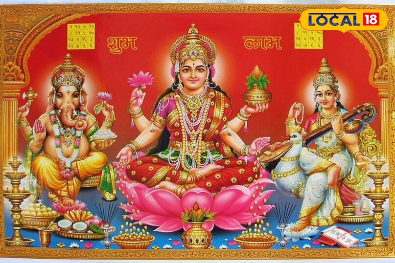तीनों देवताओं का एक साथ आशीर्वाद! लक्ष्मी–गणेश–सरस्वती की तस्वीर से घर में बसता है सौभाग्य और शांति का वास।