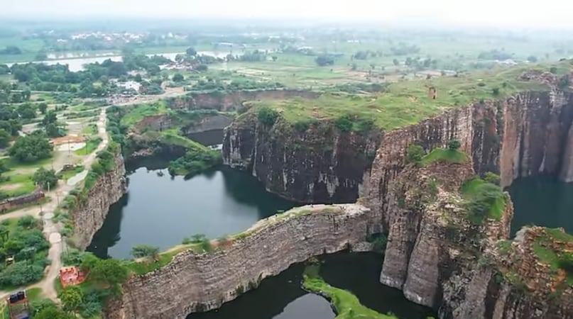 कभी गूंजती खदानों की आवाज़, अब प्रकृति की शांति में बदल चुकी है। कभी गूंजती खदानों की आवाज़, अब प्रकृति की शांति में बदल चुकी है।