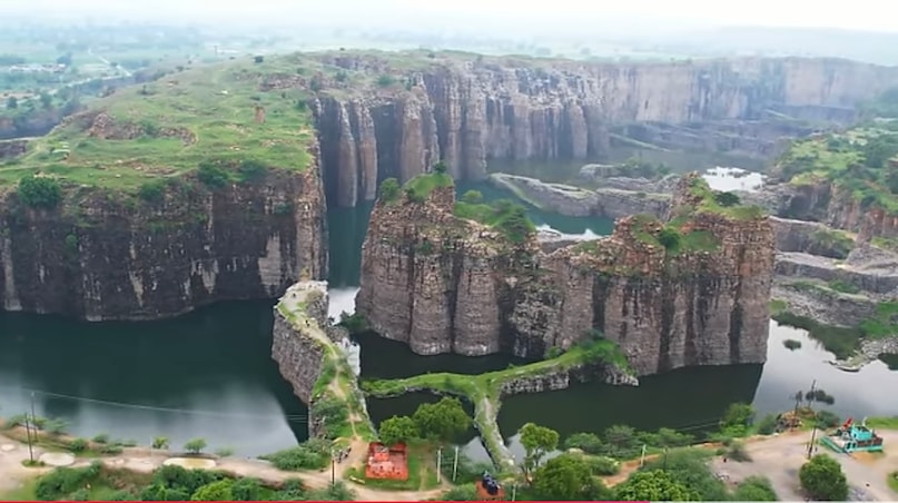 पत्थरों के बीच छिपी कहानियां आज भी लोगों की जिज्ञासा बढ़ाती हैं। पत्थरों के बीच छिपी कहानियां आज भी लोगों की जिज्ञासा बढ़ाती हैं।