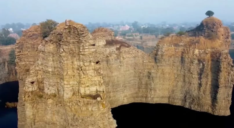 गहरी खदानें और विशाल चट्टानें करवंदिया को ‘Bihar का KGF’ बनाती हैं। गहरी खदानें और विशाल चट्टानें करवंदिया को ‘Bihar का KGF’ बनाती हैं।