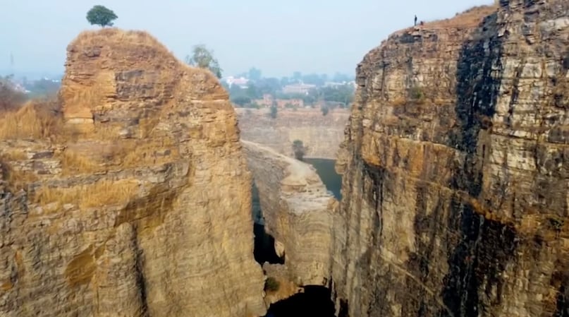 ठंडी हवा, हरियाली और पानी की आवाज़ मिलकर एक अद्भुत अनुभव कराती हैं। ठंडी हवा, हरियाली और पानी की आवाज़ मिलकर एक अद्भुत अनुभव कराती हैं।