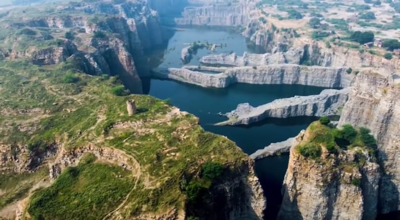 एनएच-19 से सीधा जुड़ा यह स्थल सर्दियों में घूमने के लिए आदर्श है। एनएच-19 से सीधा जुड़ा यह स्थल सर्दियों में घूमने के लिए आदर्श है।