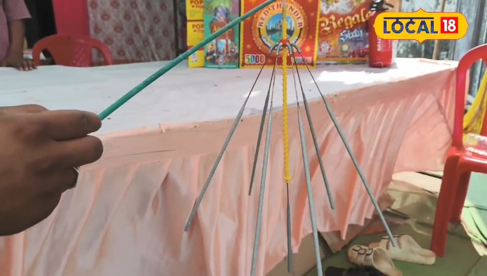 पटाखों से सजा बाजार! मार्केट में आई नई वैरायटी बनीं बच्चों का नया आकर्षण
