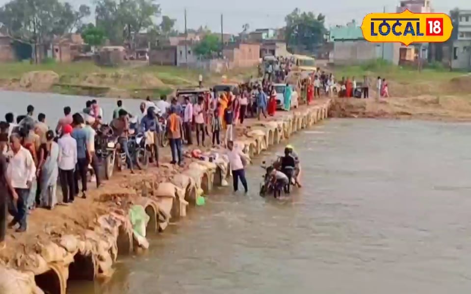 सड़क की बजाय पानी पर चलने लगी बाइक, कूदकर लोगों ने निकाला बाहर, वीडियो वायरल