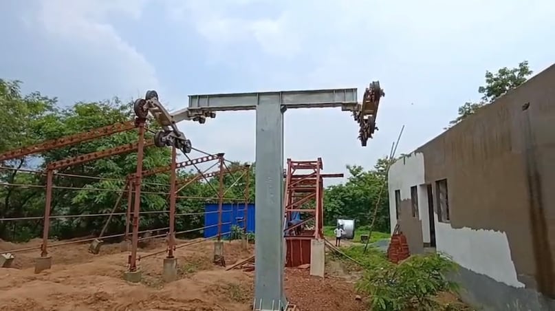 करीब 1500 फीट ऊंची पहाड़ी तक पहुँचने के लिए 1300 मीटर लंबा रोपवे ट्रैक बनाया जा रहा है। करीब 1500 फीट ऊंची पहाड़ी तक पहुँचने के लिए 1300 मीटर लंबा रोपवे ट्रैक बनाया जा रहा है।