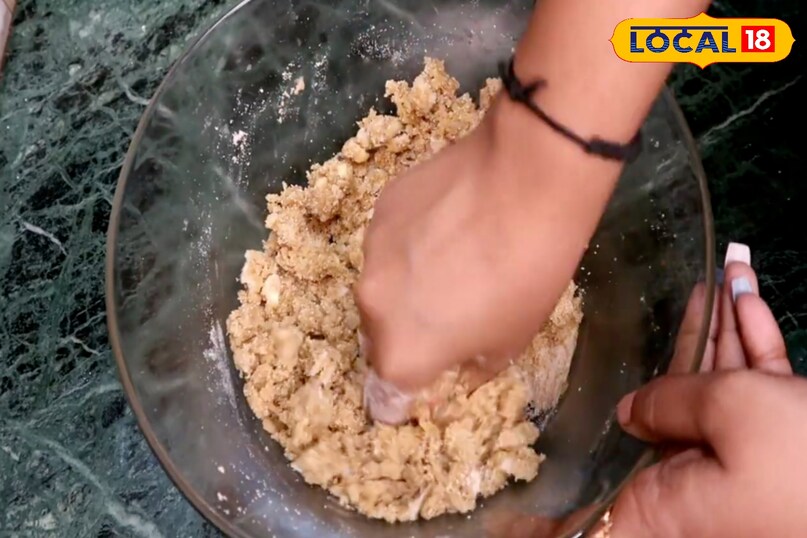 ठेकुआउन्होंने आगे बताया कि सबसे पहले हल्का मोटा आटा को गुड, बारीक कटे हुए नारियल साथ गूंथा जाता है.आटे को ज्यादा सख्त गूंथा जाता है. इसमें हल्की नमी हो ताकि यह आसानी के साथ चिपके रहे.