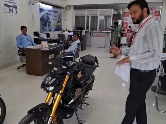 Honda ने मचाया धमाल, अब केवल इतनी कीमत में मिल रही यह स्पोर्ट्स बाइक