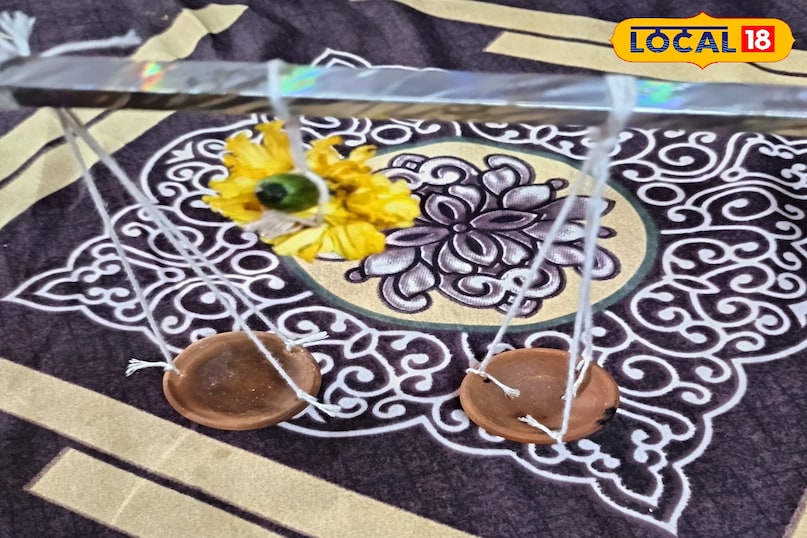 मिट्टी के दिए के तराजू का खेल मिट्टी के दिए के तराजू का खेल