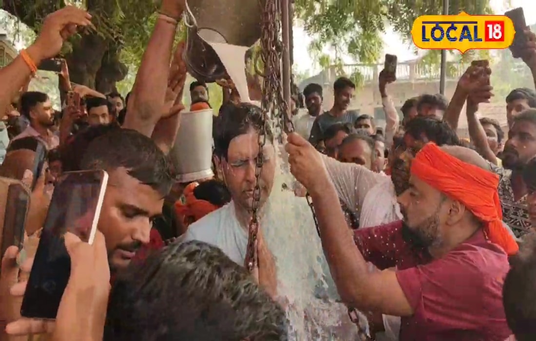 101 किलो लड्डू से वजन,दूध से कराया स्नान,अनोखे अंदाज में हुआ नेता जी का स्वागत