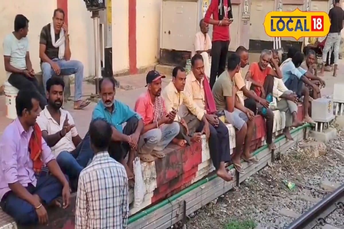 पैसे के लिए छूट गया पर्व का सुख, मालिक का फोन आते ही वापस काम पर लौटे मजदूर