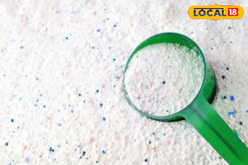 घरेलू टंकी को साफ करने का पांचवा उपाय आप की टंकी में दिखने वाले कालेपन को दूर कर देगा. इसके लिए आप को हार्पिक, डिटर्जेंट, नींबू का रस एक साथ पानी में घोलना पड़ेगा. और एक साफ कपड़ा को लेकर इस पानी में भी भिगोना पड़ेगा. और इस कपड़े से टंकी में सफाई करनी पड़ेगी इसके बाद यह टंकी पहले जैसे चमकदार दिखने लगेगी.