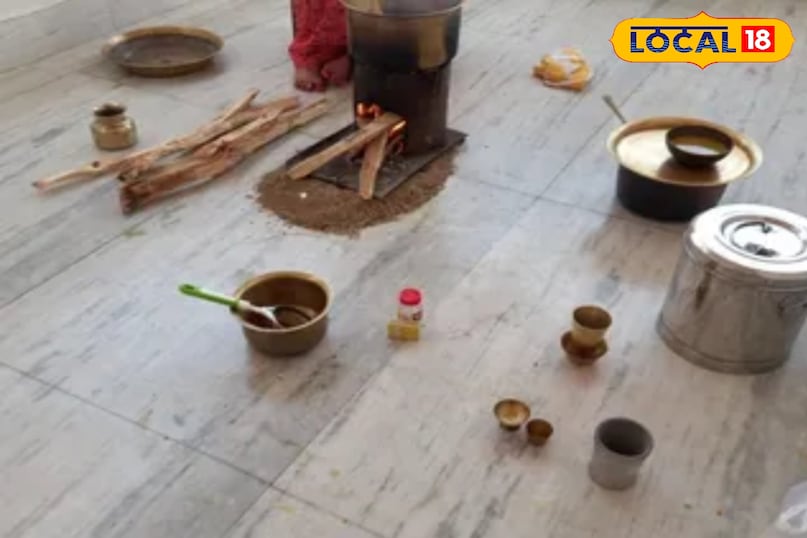 खरना का प्रसाद पवित्र चूल्हे मे त्यार किया जाता है खरना का प्रसाद पवित्र चूल्हे मे त्यार किया जाता है