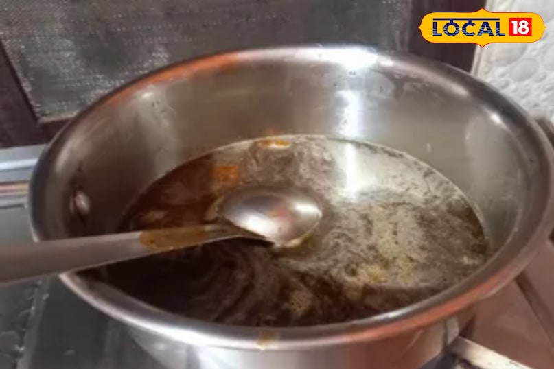 एक बर्तन मे गुड़ का घोल त्यार करे एक बर्तन मे गुड़ का घोल त्यार करे