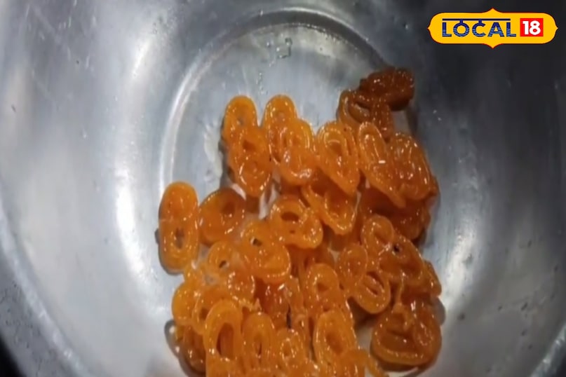 लेकिन देवघर के रोहिणी हटिया स्थित गुप्ता स्वीट्स मे मिलती है खठी मीठी जलेबी लेकिन देवघर के रोहिणी हटिया स्थित गुप्ता स्वीट्स मे मिलती है खठी मीठी जलेबी