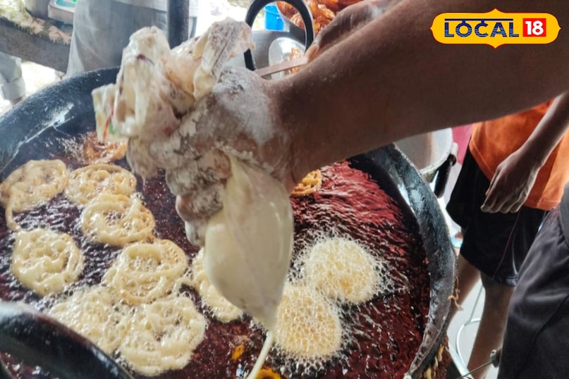 इस दुकान मे करीब 20सालो से खठी मीठी जलेबी त्यार की जाती है इस दुकान मे करीब 20सालो से खठी मीठी जलेबी त्यार की जाती है