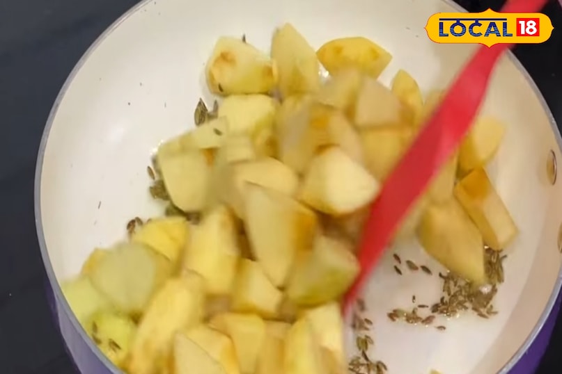 सबसे पहले सेब को काटकर छोटे छोटे टुकरो मे काट कर भुने 