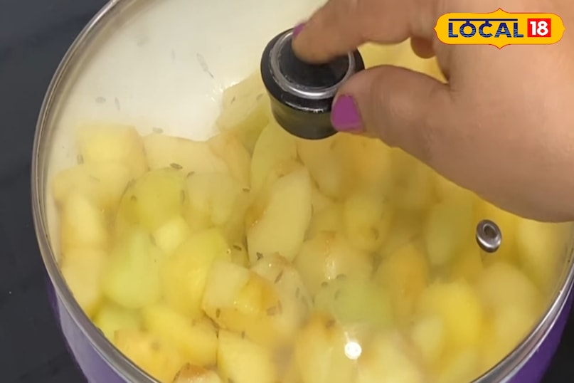 थोड़ी देर भूनने के बाद ऊपर से ढक दे 