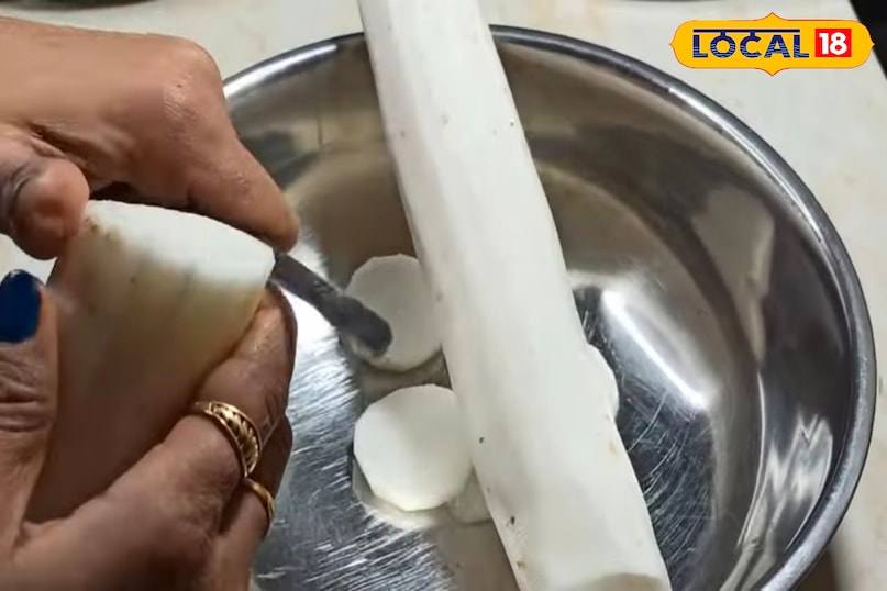 अच्छी मूली को काटकर अचार के लिए करें तैयार  अच्छी मूली को काटकर अचार के लिए करें तैयार