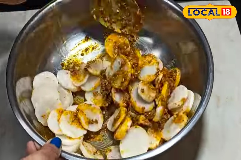 मूली में अच्छे से मिलाएं मसाले मूली में अच्छे से मिलाएं मसाले