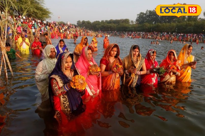देशभर में छठ पूजा की तैयारियाँ जोरों पर हैं और तेलंगाना की राजधानी हैदराबाद में भी इस महापर्व की धूम देखने को मिल रही है। शहर के विभिन्न बाजार में छठ पूजा की खरीदारी करने वाले श्रद्धालुओं से गुलज़ार नजर आ रहे हैं। छठ पूजा के लिए पारंपरिक सामग्री जैसे बांस की टोकरी (दउरा-सूप), मिट्टी के बर्तन, गन्ना, नारियल, केला, मूली, सुथनी और विभिन्न प्रकार के मौसमी फलों की दुकानें लगाई गई हैं। बाजार में एक मेले जैसा माहौल है, जहाँ श्रद्धालु बढ़-चढ़कर खरीदारी कर रहे हैं।  देशभर में छठ पूजा की तैयारियाँ जोरों पर हैं और तेलंगाना की राजधानी हैदराबाद में भी इस महापर्व की धूम देखने को मिल रही है। शहर के विभिन्न बाजार में छठ पूजा की खरीदारी करने वाले श्रद्धालुओं से गुलज़ार नजर आ रहे हैं। छठ पूजा के लिए पारंपरिक सामग्री जैसे बांस की टोकरी (दउरा-सूप), मिट्टी के बर्तन, गन्ना, नारियल, केला, मूली, सुथनी और विभिन्न प्रकार के मौसमी फलों की दुकानें लगाई गई हैं। बाजार में एक मेले जैसा माहौल है, जहाँ श्रद्धालु बढ़-चढ़कर खरीदारी कर रहे हैं।