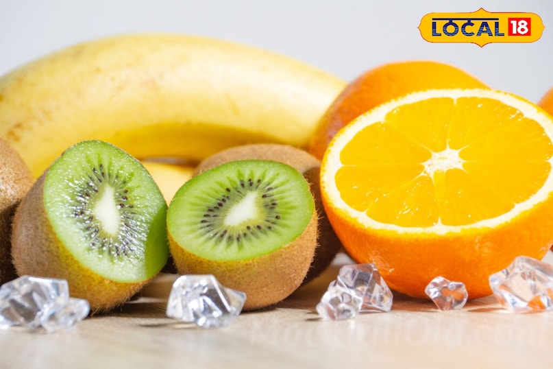 संतरा और कीवी ये विटामिन-सी के शक्तिशाली स्रोत हैं। रोज़ाना 500 mg विटामिन-सी लेने से यूरिक एसिड के स्तर को काफी हद तक कम किया जा सकता है। ताज़ा फल खाना जूस पीने से बेहतर है क्योंकि जूस में फाइबर कम हो जाता है। संतरा और कीवी ये विटामिन-सी के शक्तिशाली स्रोत हैं। रोज़ाना 500 mg विटामिन-सी लेने से यूरिक एसिड के स्तर को काफी हद तक कम किया जा सकता है। ताज़ा फल खाना जूस पीने से बेहतर है क्योंकि जूस में फाइबर कम हो जाता है।