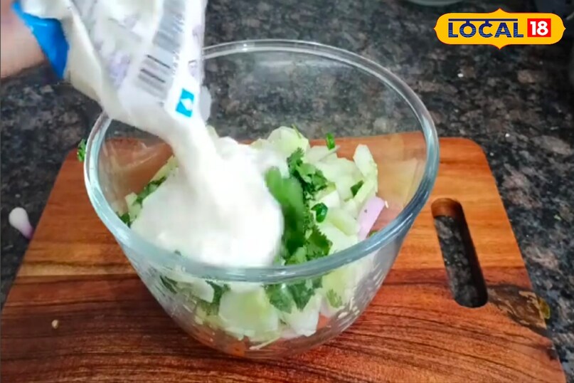 सलाद में मिलाएं दही