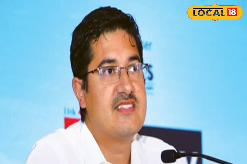 बच्चों के साथ शतंरज खेलते हैं कलेक्टर ऋषव गुप्ता