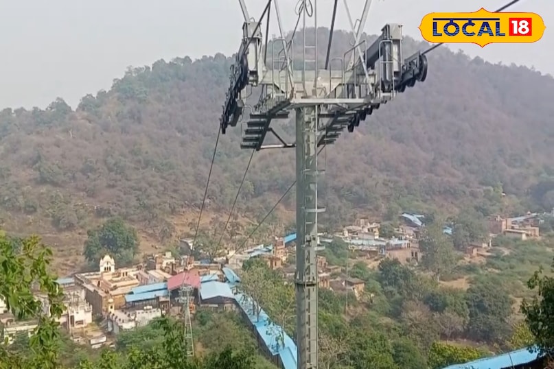 यह तस्वीर चित्रकूट के कामतानाथ के पास स्थित लक्ष्मण पहाड़िया की है. जहां से प्रभु श्री राम के भाई लक्ष्मण प्रभु श्री राम की 24 घंटे रखवाली किया करते थे. अगर आप भी चित्रकूट आए हैं तो लक्ष्मण पहाड़ी ज्यादा ना बोले यहां ऊंची पहाड़ी में पहुंचने के बाद आपको चित्रकूट का एक अद्भुत नजारा देखने को मिलेगा. यह तस्वीर चित्रकूट के कामतानाथ के पास स्थित लक्ष्मण पहाड़िया की है. जहां से प्रभु श्री राम के भाई लक्ष्मण प्रभु श्री राम की 24 घंटे रखवाली किया करते थे. अगर आप भी चित्रकूट आए हैं तो लक्ष्मण पहाड़ी ज्यादा ना बोले यहां ऊंची पहाड़ी में पहुंचने के बाद आपको चित्रकूट का एक अद्भुत नजारा देखने को मिलेगा.
