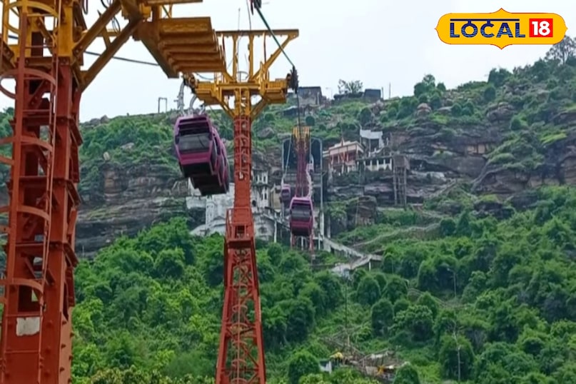 यह मंदिर ऊंची पहाड़ियों में बना हुआ है. इसे हनुमान धारा के नाम से जाना जाता है. यह वही स्थान है जहां लंका में आग लगाने के बाद हनुमान जी ने अपनी पूंछ में लगी आग को इस पहाड़ में बहने वाले पानी से बुझाया था. यहां ठंड के समय में आप आकर ऊंची पहाड़ियों से एक सुंदर सा नजर अपने कमरे में कैद कर सकते हैं. यहां पहाड़ी में जाने के लिए रुपए की भी व्यवस्था है. यह मंदिर ऊंची पहाड़ियों में बना हुआ है. इसे हनुमान धारा के नाम से जाना जाता है. यह वही स्थान है जहां लंका में आग लगाने के बाद हनुमान जी ने अपनी पूंछ में लगी आग को इस पहाड़ में बहने वाले पानी से बुझाया था. यहां ठंड के समय में आप आकर ऊंची पहाड़ियों से एक सुंदर सा नजर अपने कमरे में कैद कर सकते हैं. यहां पहाड़ी में जाने के लिए रुपए की भी व्यवस्था है.