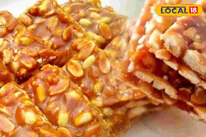 गुड़ की गजक यह कुरकुरा और दमदार स्वाद से भरपूर नाश्ता उत्तर भारत में खूब पसंद किया जाता है। इसे भुने हुए तिल या मूंगफली को पिघले गुड़ के साथ मिलाकर बनाया जाता है। एक कड़ाही में घी गरम करके उसमें गुड़ पिघलाएँ और हल्की चाशनी तैयार कर लें। इसमें भुने हुए तिल या मूंगफली को तेजी से मिलाएँ। इस मिश्रण को तुरंत एक चिकनी सतह पर निकालकर बेलन से चपटा कर दें। गर्म रहते ही चाकू से चौकोर या समचतुर्भुज आकार के टुकड़ों में काट लें। ठंडा होने पर सर्व करें। गुड़ की गजक यह कुरकुरा और दमदार स्वाद से भरपूर नाश्ता उत्तर भारत में खूब पसंद किया जाता है। इसे भुने हुए तिल या मूंगफली को पिघले गुड़ के साथ मिलाकर बनाया जाता है। एक कड़ाही में घी गरम करके उसमें गुड़ पिघलाएँ और हल्की चाशनी तैयार कर लें। इसमें भुने हुए तिल या मूंगफली को तेजी से मिलाएँ। इस मिश्रण को तुरंत एक चिकनी सतह पर निकालकर बेलन से चपटा कर दें। गर्म रहते ही चाकू से चौकोर या समचतुर्भुज आकार के टुकड़ों में काट लें। ठंडा होने पर सर्व करें।