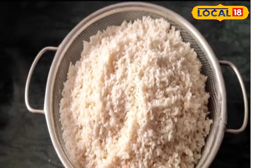 अरवा चावल को भींगाकर कुछ देर रखे  अरवा चावल को भींगाकर कुछ देर रखे