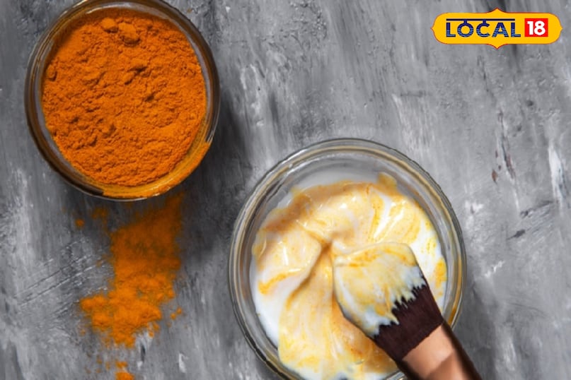 हल्दी और मलाई का पैक हल्दी में एंटी-इंफ्लेमेटरी गुण होते हैं जो दरारों को भरने और दर्द से राहत दिलाने में मदद करते हैं। हल्दी और मलाई को मिलाकर पेस्ट बना लें। इस पेस्ट को एड़ियों पर लगाएं और सूखने दें। 20-25 मिनट बाद गुनगुने पानी से धो लें। हल्दी दर्द और सूजन कम करेगी, जबकि मलाई त्वचा को मुलायम बनाएगी।  हल्दी और मलाई का पैक हल्दी में एंटी-इंफ्लेमेटरी गुण होते हैं जो दरारों को भरने और दर्द से राहत दिलाने में मदद करते हैं। हल्दी और मलाई को मिलाकर पेस्ट बना लें। इस पेस्ट को एड़ियों पर लगाएं और सूखने दें। 20-25 मिनट बाद गुनगुने पानी से धो लें। हल्दी दर्द और सूजन कम करेगी, जबकि मलाई त्वचा को मुलायम बनाएगी।