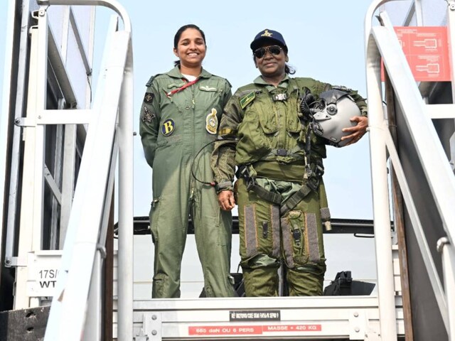 राष्ट्रपति संग दिखीं स्क्वाड्रन लीडर शिवांगी, पाकिस्तान का झूठ हुआ बेनकाब