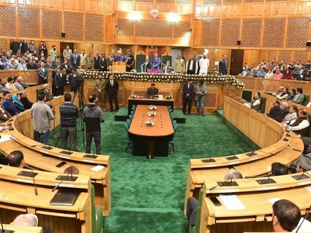 J&K विधानसभा में खूब हुआ हंगामा, सांप्रदायिक पार्टी पर मचा बवाल J&K विधानसभा में खूब हुआ हंगामा, सांप्रदायिक पार्टी पर मचा बवाल