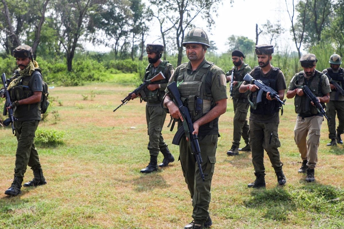 Live: J&K में आतंकियों से मुठभेड़ में सेना का जवान घायल वैष्णो देवी में अलर्ट