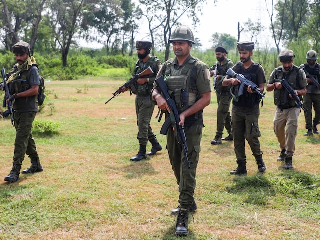 J&K में आतंकियों से मुठभेड़ में सेना का जवान घायल, वैष्णो देवी में अलर्ट J&K में आतंकियों से मुठभेड़ में सेना का जवान घायल, वैष्णो देवी में अलर्ट