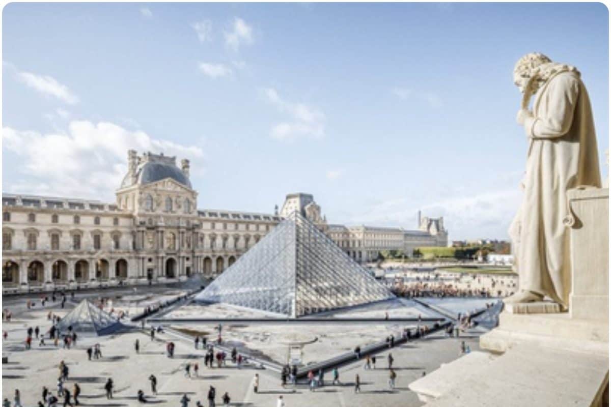 पेरिस के मशहूर म्यूज़ियम से कीमती गहने चुराने के आरोप में दो लोग गिरफ्तार