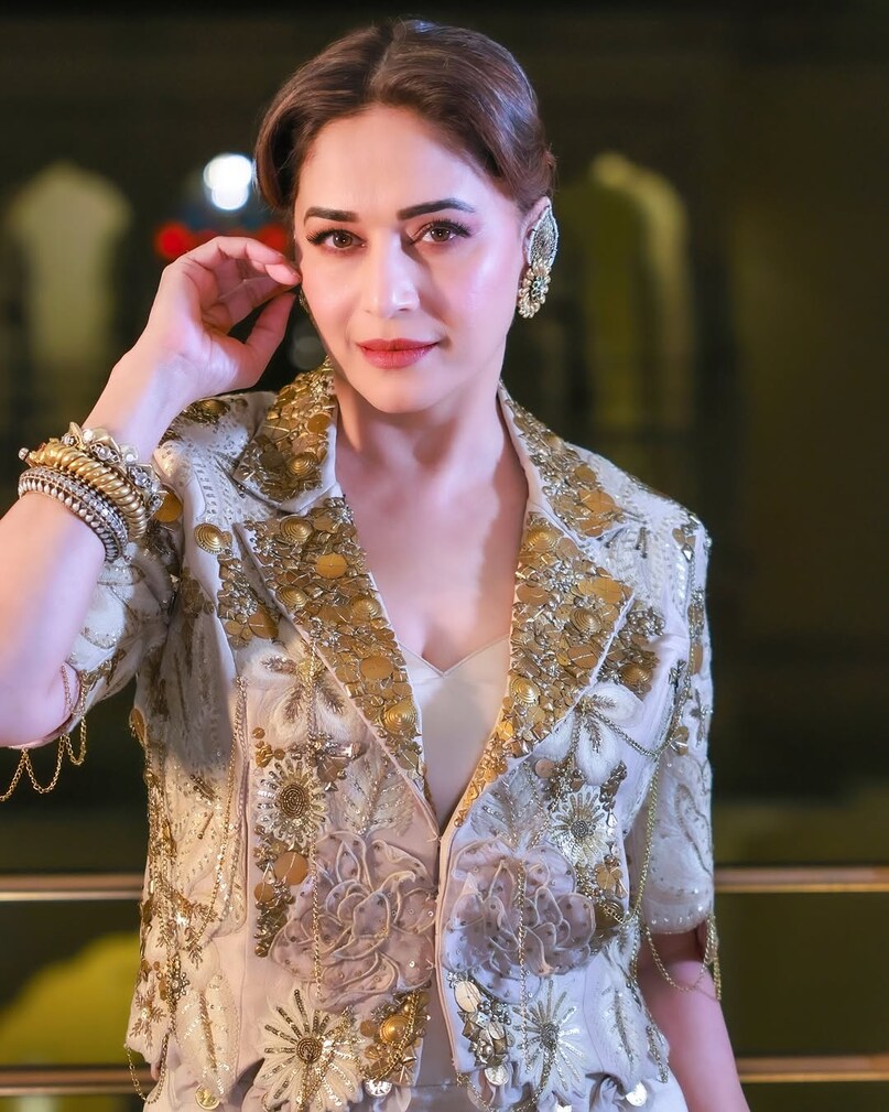 Madhuri Dixit, Madhuri Dixit News, Madhuri Dixit shared her experiences with being body shamed, Madhuri Dixit on early on in her career, what Madhuri Dixit mothers advised her, Madhuri Dixit Hit Films, how things changed after Tezaab, माधुरी दीक्षित, माधुरी दीक्षित की फिल्में, माधुरी दीक्षित ने करियर के शुरुआत में सुनी कड़वी बात, माधुरी दीक्षित की मां ने क्या दी थी सलाह