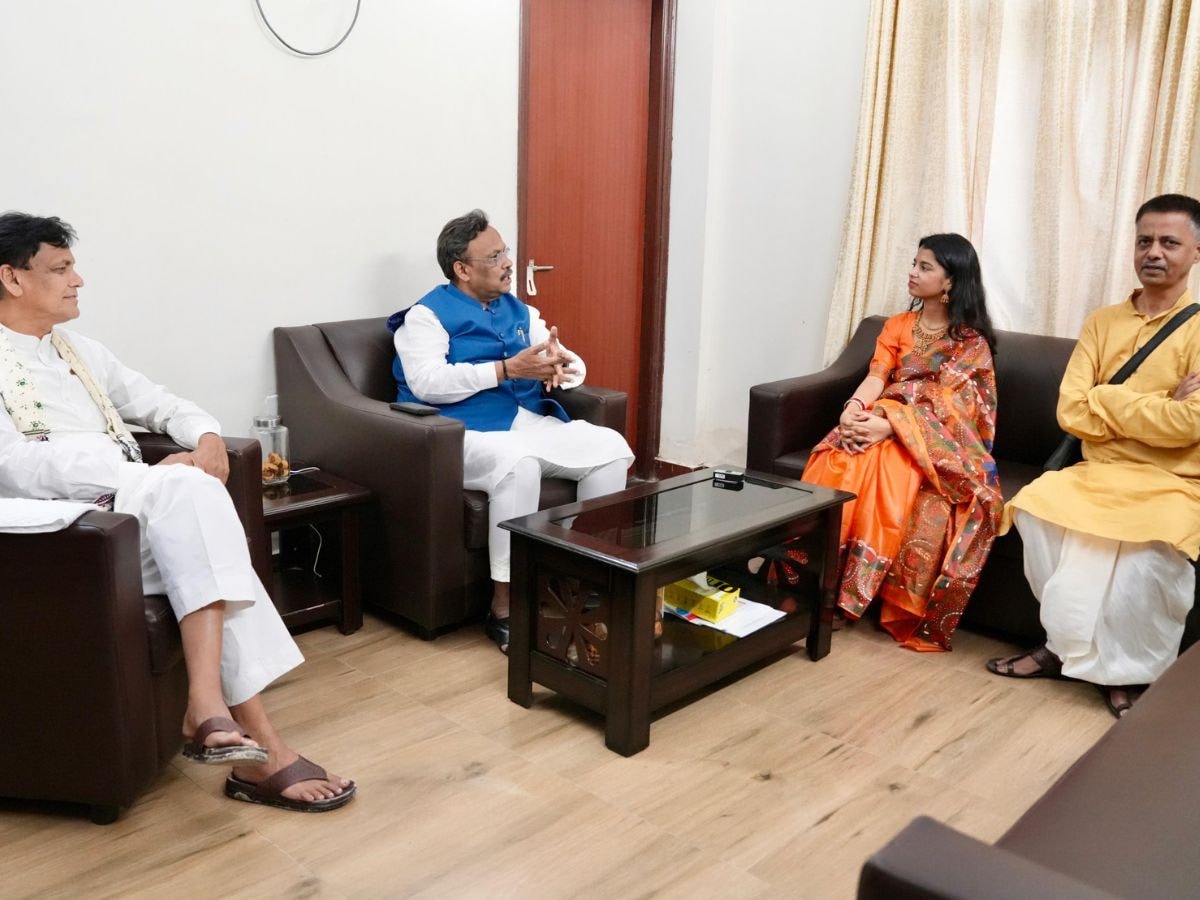 Bihar Chunav: क्या बिहार के इस सीट से चुनाव लड़ेंगी मैथिली ठाकुर? विनोद तावड़े ने दिया बड़ा संकेत! वायरल हो रही तस्वीरें